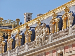 Décors_de_toiture_de_la_cour_de_marbre_(Versailles)